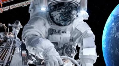 Astronot uzay yürüyüşü yaparken uzay uçuşları görevinde çalışıyor.