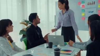 Şirket personeli toplantısındaki iş adamları imrendirici grafikle