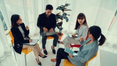 Şirket personeli toplantısındaki iş adamları imrendirici grafikle