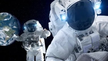 Astronot uzay yürüyüşü yaparken uzay uçuşları görevinde çalışıyor.