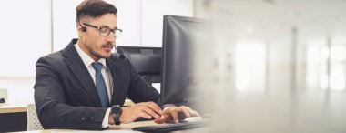 Ofiste çalışan, kulaklık takan iş adamları daha geniş görüşlü.