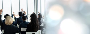Seminer konferansında toplanan bir grup iş adamı daha geniş görüşlü