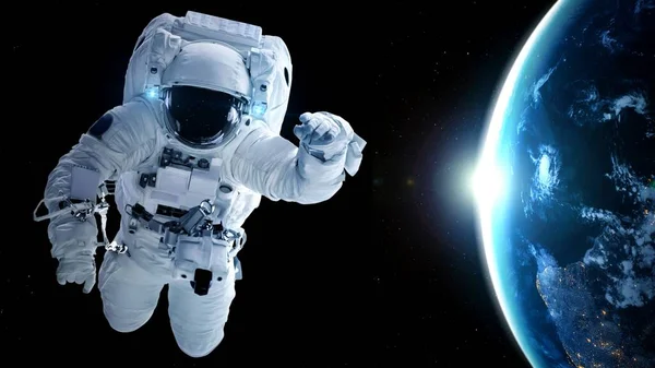 宇宙飛行士は宇宙飛行士の仕事をしながら宇宙遊泳を行います — ストック写真