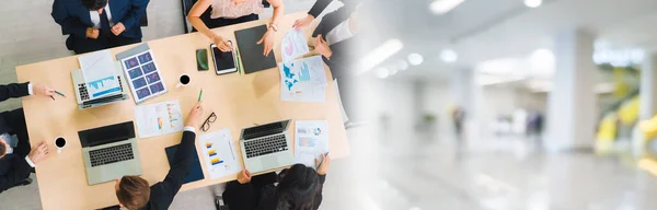 Zakenmensen groep vergadering schot van bovenaf breedbeeld — Stockfoto