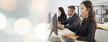 Ofiste çalışan, kulaklık takan iş adamları daha geniş görüşlü.