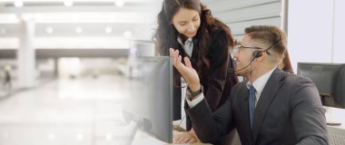 Ofiste çalışan, kulaklık takan iş adamları daha geniş görüşlü.