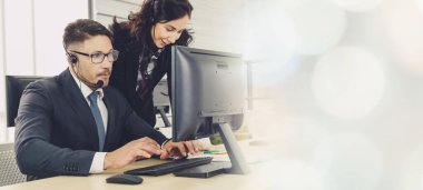 Ofiste çalışan, kulaklık takan iş adamları daha geniş görüşlü.