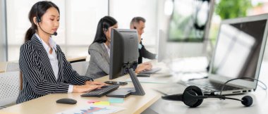 Ofiste çalışan, kulaklık takan iş adamları daha geniş görüşlü.