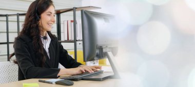 Ofiste çalışan, kulaklık takan iş adamları daha geniş görüşlü.