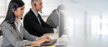 Ofiste çalışan, kulaklık takan iş adamları daha geniş görüşlü.