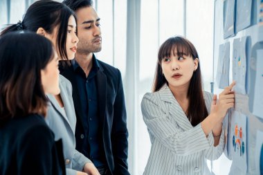 İş adamları daire içinde otururken iş projesini ustaca tartışıyor