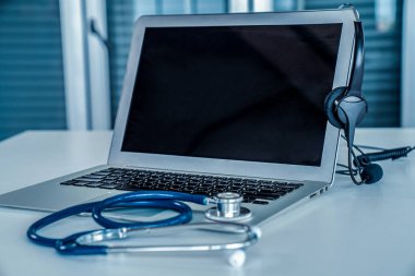 Klinikteki kulaklık ve doktor ekipmanları hasta için aktif destek için hazır.