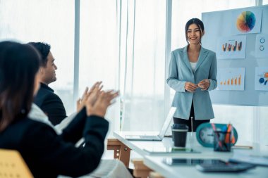 İş kadını, iş projesinde yeterlilikle yer alırsa ekipten kutlamalar aldı