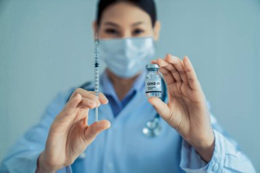 Yetenekli doktor aşıyı enjeksiyondan önce yeterince hazırlayın.