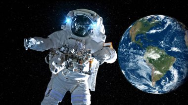 Astronot uzay yürüyüşü yaparken uzay uçuşları görevinde çalışıyor.