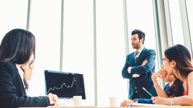 Dahiyane bilgisayar yazılımının borsa veri tablosu analizi