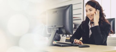 Ofiste çalışan, kulaklık takan iş adamları daha geniş görüşlü.