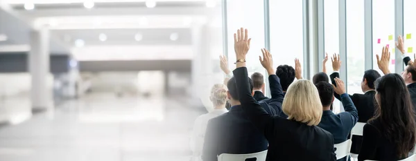 El grupo de empresarios reunidos en una conferencia de seminario amplía su visión — Foto de Stock