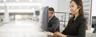 Ofiste çalışan, kulaklık takan iş adamları daha geniş görüşlü.