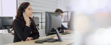 Ofiste çalışan, kulaklık takan iş adamları daha geniş görüşlü.