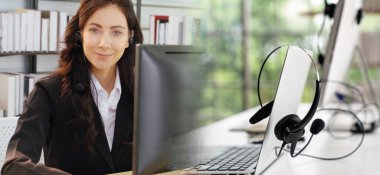 Ofiste çalışan, kulaklık takan iş adamları daha geniş görüşlü.