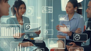 Şirket personeli toplantısındaki iş adamları imrendirici grafikle