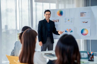 İş adamları daire içinde otururken iş projesini ustaca tartışıyor