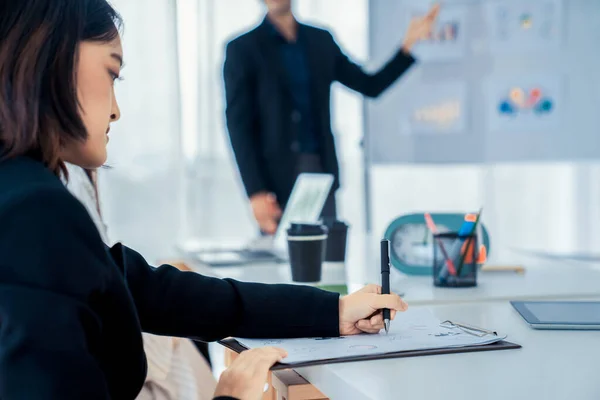 Affärskvinna i affärsmöte skriva papper skickligt på kontor rum . — Stockfoto