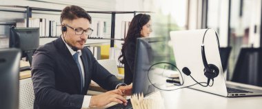 Ofiste çalışan, kulaklık takan iş adamları daha geniş görüşlü.