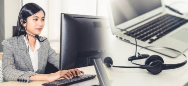 Ofiste çalışan, kulaklık takan iş adamları daha geniş görüşlü.