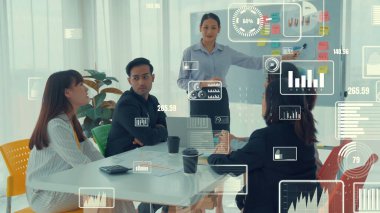 Şirket personeli toplantısındaki iş adamları imrendirici grafikle