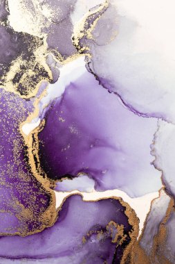 Kağıt üzerinde mermer sıvı mürekkep resminin mor altın soyut arkaplanı .