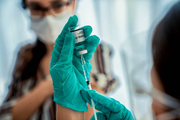 Ung kvinna besöker skicklig läkare på sjukhuset för vaccination — Stockfoto