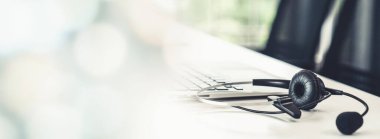 Çağrı merkezindeki kulaklık ve müşteri destek ekipmanları aktif hizmete hazır.