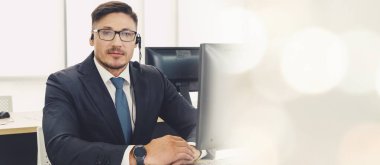 Ofiste çalışan, kulaklık takan iş adamları daha geniş görüşlü.