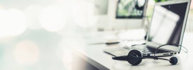 Çağrı merkezindeki kulaklık ve müşteri destek ekipmanları aktif hizmete hazır.