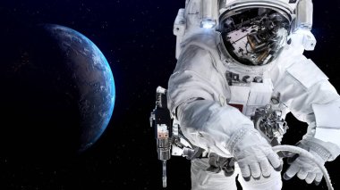 Astronot uzay yürüyüşü yaparken uzay uçuşları görevinde çalışıyor.