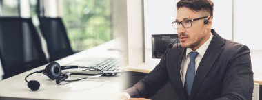 Ofiste çalışan, kulaklık takan iş adamları daha geniş görüşlü.