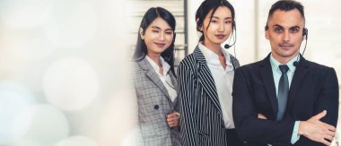 Ofiste çalışan, kulaklık takan iş adamları daha geniş görüşlü.