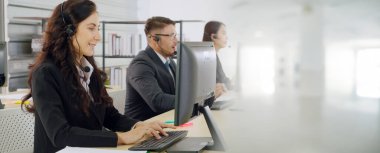 Ofiste çalışan, kulaklık takan iş adamları daha geniş görüşlü.