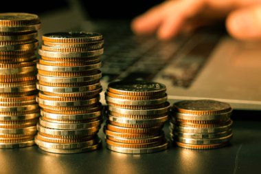 Altın para yığını Hazine mevduat banka hesabında tasarruf para yığını