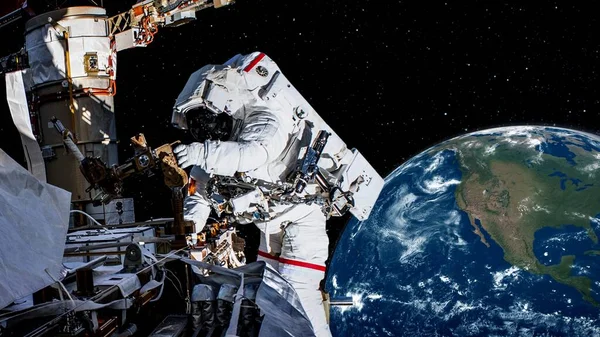 Űrhajós űrhajós nem űrséta, miközben dolgozik űrhajós küldetés — Stock Fotó
