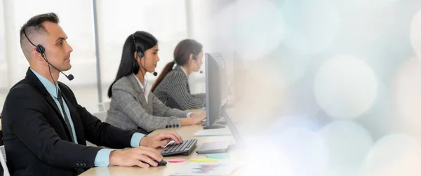 Zakenmensen die een headset dragen en op kantoor werken, verbreden het zicht — Stockfoto