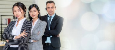 Ofiste çalışan, kulaklık takan iş adamları daha geniş görüşlü.