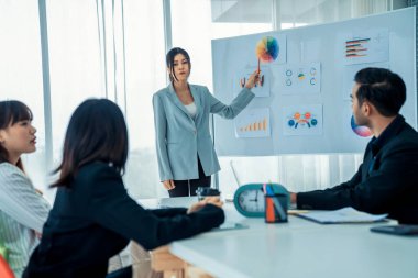 İş adamları daire içinde otururken iş projesini ustaca tartışıyor