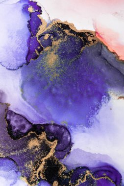 Kağıt üzerinde mermer sıvı mürekkep resminin mor altın soyut arkaplanı .