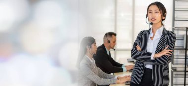 Ofiste çalışan, kulaklık takan iş adamları daha geniş görüşlü.