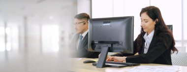 Ofiste çalışan, kulaklık takan iş adamları daha geniş görüşlü.