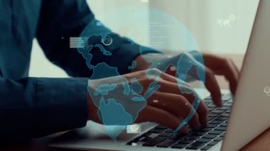 İş adamı iş veri analizini analiz etmek için yetenekli dizüstü bilgisayar kullanır