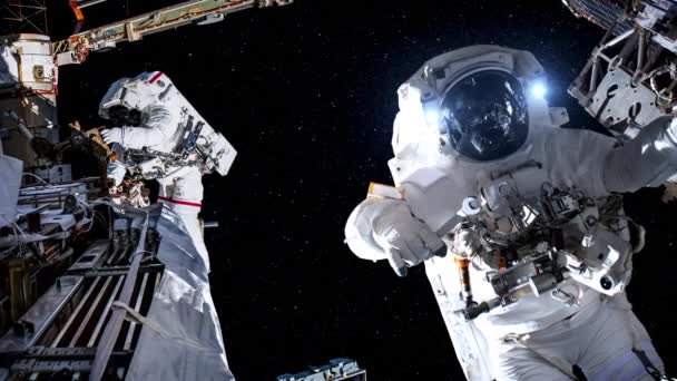 Αστροναύτης διαστημάνθρωπος κάνει διαστημικό περίπατο, ενώ εργάζονται για διαστημική αποστολή — Αρχείο Βίντεο